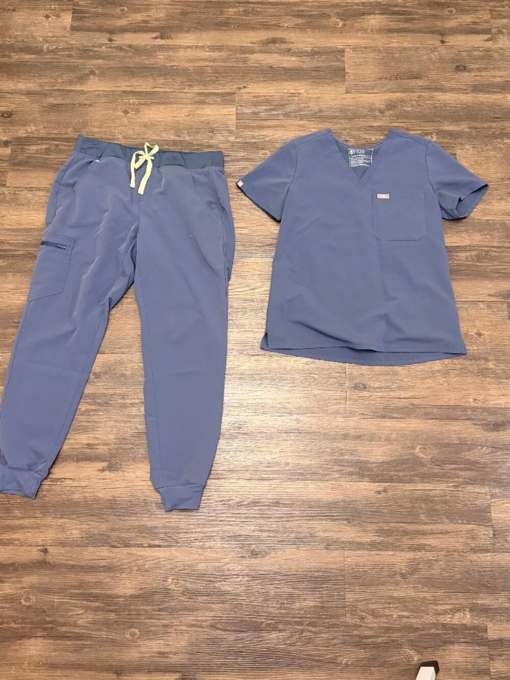 Figs Scrubs Zamora Bottoms (M) and Catarina Top (S) in Dusty Blue